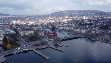 Vista-Aérea-Del-Puente-Del-Muelle-Con-Tráfico-Y-Tranvías-En-La-Ciudad-De-Zúrich,-Suiza