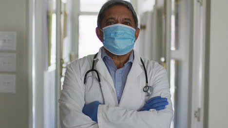 retrato de un médico de edad avanzada de dos razas que lleva una máscara facial