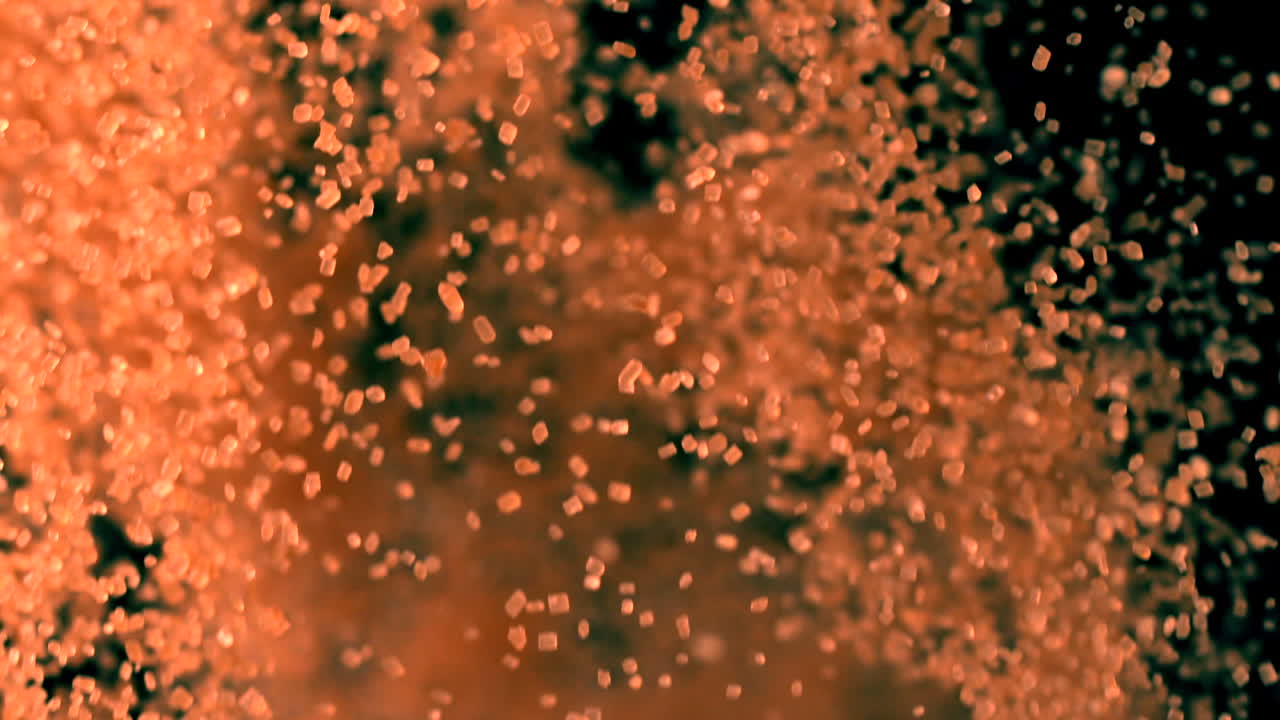 검은 바탕에 반사되는 갈색 설탕