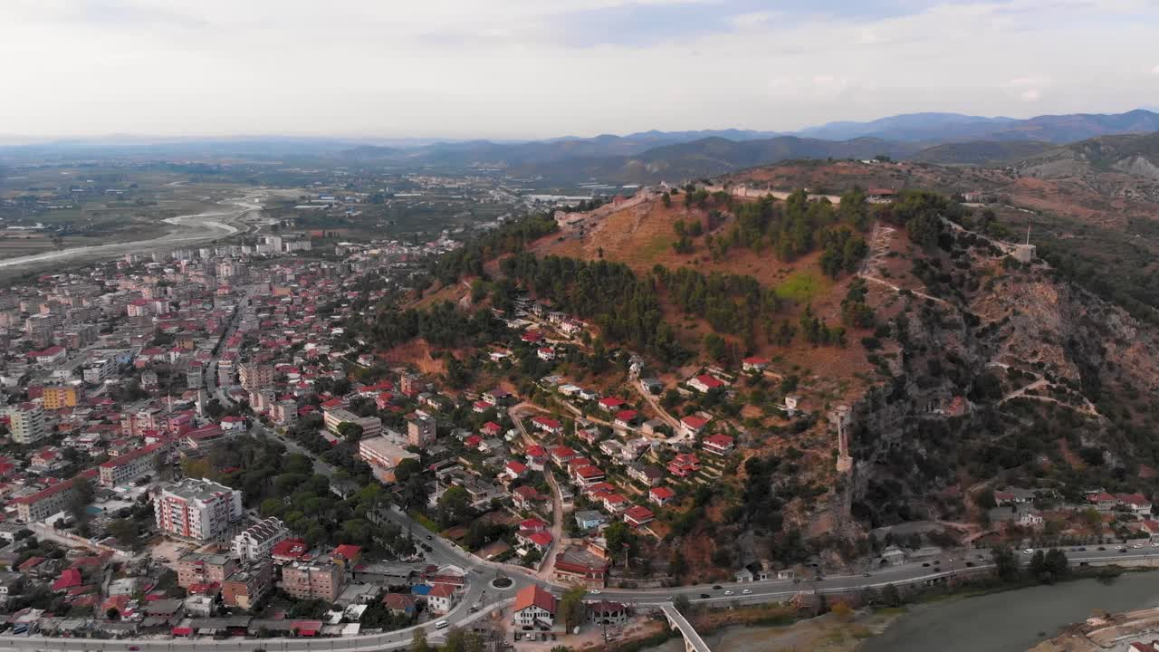 panorámica aérea lenta sobre el famoso pueblo de berat en albania durante la puesta de sol
