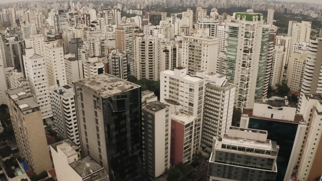 fotografía aérea que muestra edificios de gran altura del barrio brasileño en são paulo, brasil - ascender inclinado hacia arriba