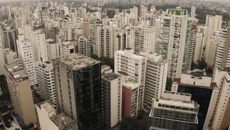 Aerial-establishing-shot-showing-high-rise-buildings-of-Brazilian-neighborhood-in-Sao-Paulo,-Brazil---Ascend-tilt-up