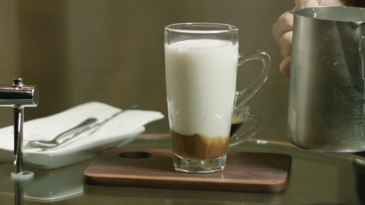 Preparando um Copo de Café Branco Leitoso