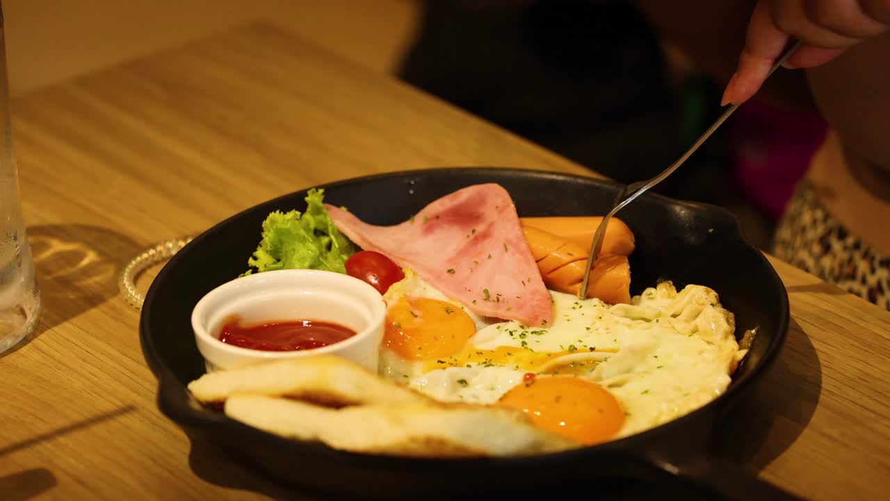 맛있는 아침 식사가 제공되고 즐기고 있습니다.