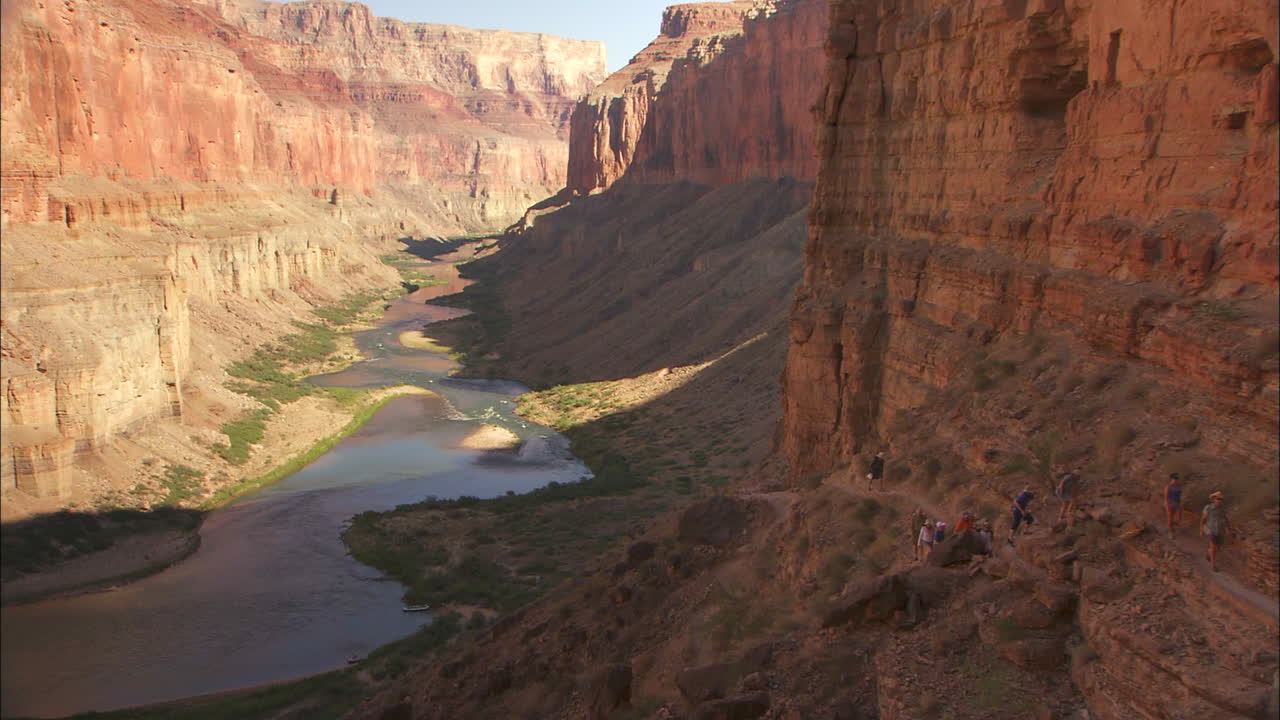 туристы на узкой тропе вдоль скалы в большом каньоне 1