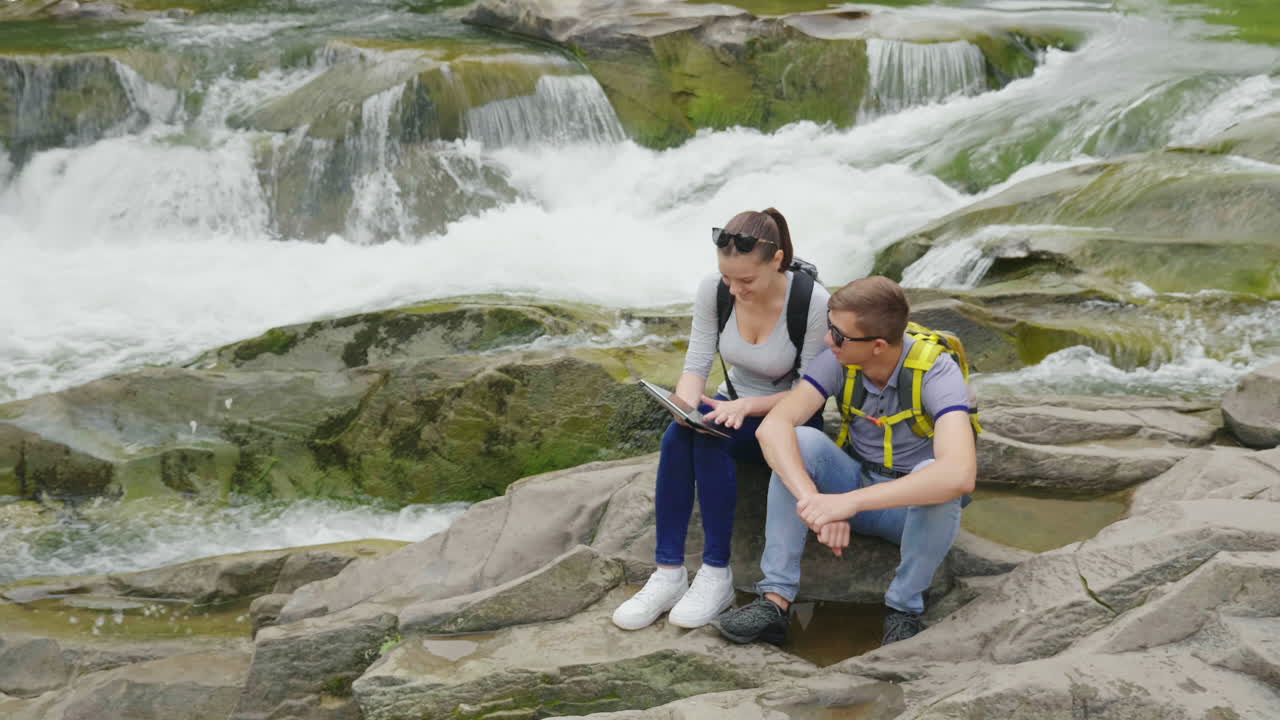 una hermosa cascada en las montañas agua que fluye sobre las rocas