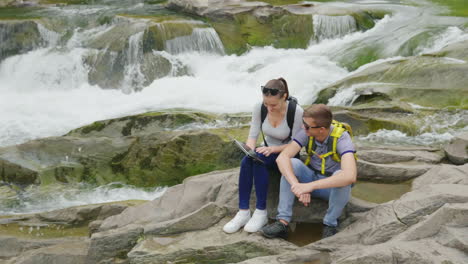 uma bela cachoeira na água das montanhas fluindo sobre as rochas