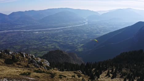 parapente desde el monte pizzocco hasta el valle de los dolomitas, deporte de aventura aéreo