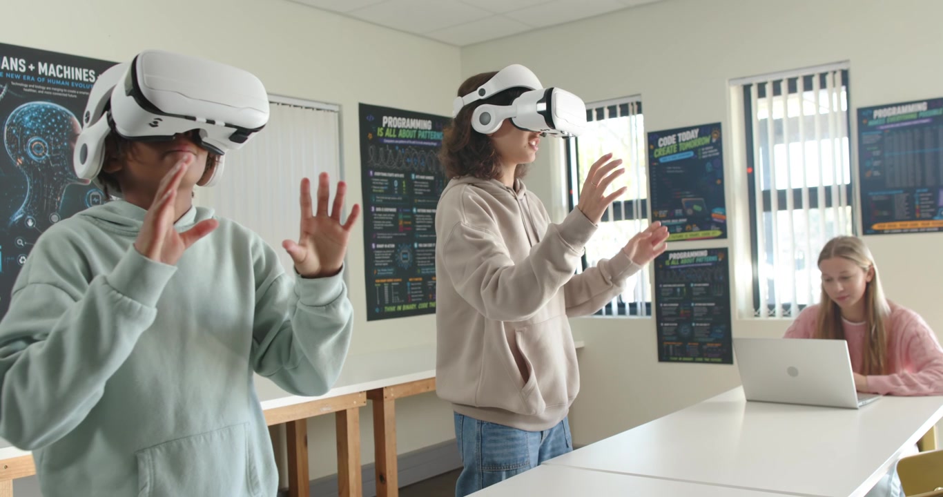 Různorodé dospívající studentky si nasazují bílé VR headsety, pracují v laboratoři a učí se s notebookem