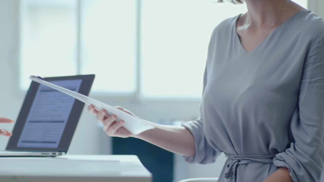 apretón de manos del paciente y el médico en la consulta en la clínica