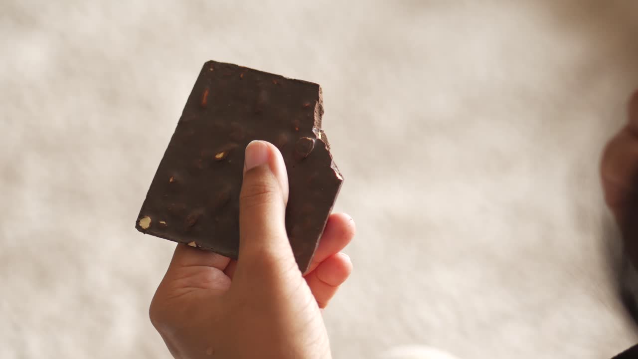 チョコレートを食べている人