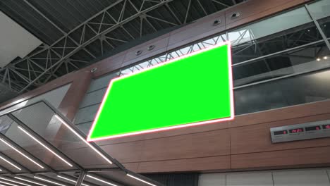 cartel en pantalla ancha vacío con pantalla verde, canal alfa. marco de llave de croma en el pasillo del aeropuerto, gran pancarta para el marketing.