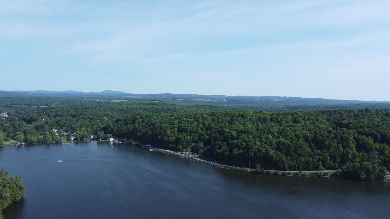 マサウィッピ湖 (アヤーズ・クリフ, ケベック, カナダ)