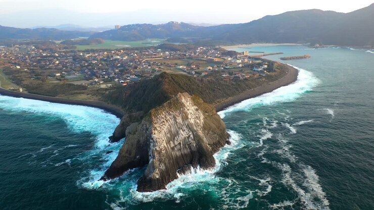 Ampia ripresa aerea rivelatrice di Kyushu, Giappone, e della costa.