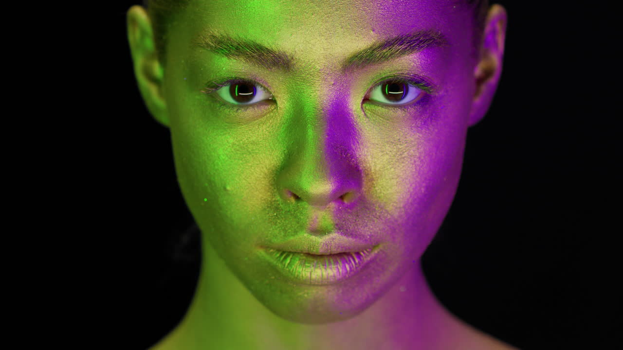 женщина с неоновой краской на лице