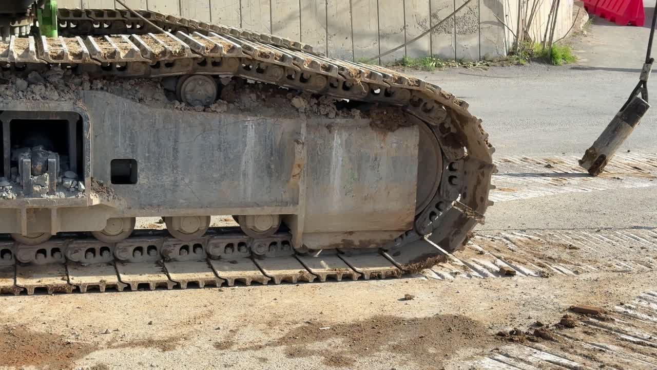 Il momento in cui una macchina da costruzione viene caricata o scaricata da un camion da trasporto. Edilizia e logistica.