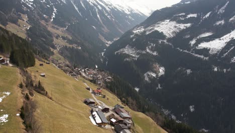 un refugio alpino en lo alto de los alpes austriacos que ofrece vistas panorámicas de un pintoresco valle cubierto de nieve y un encantador pueblo más abajo conocido como mayrhofen y brandberg