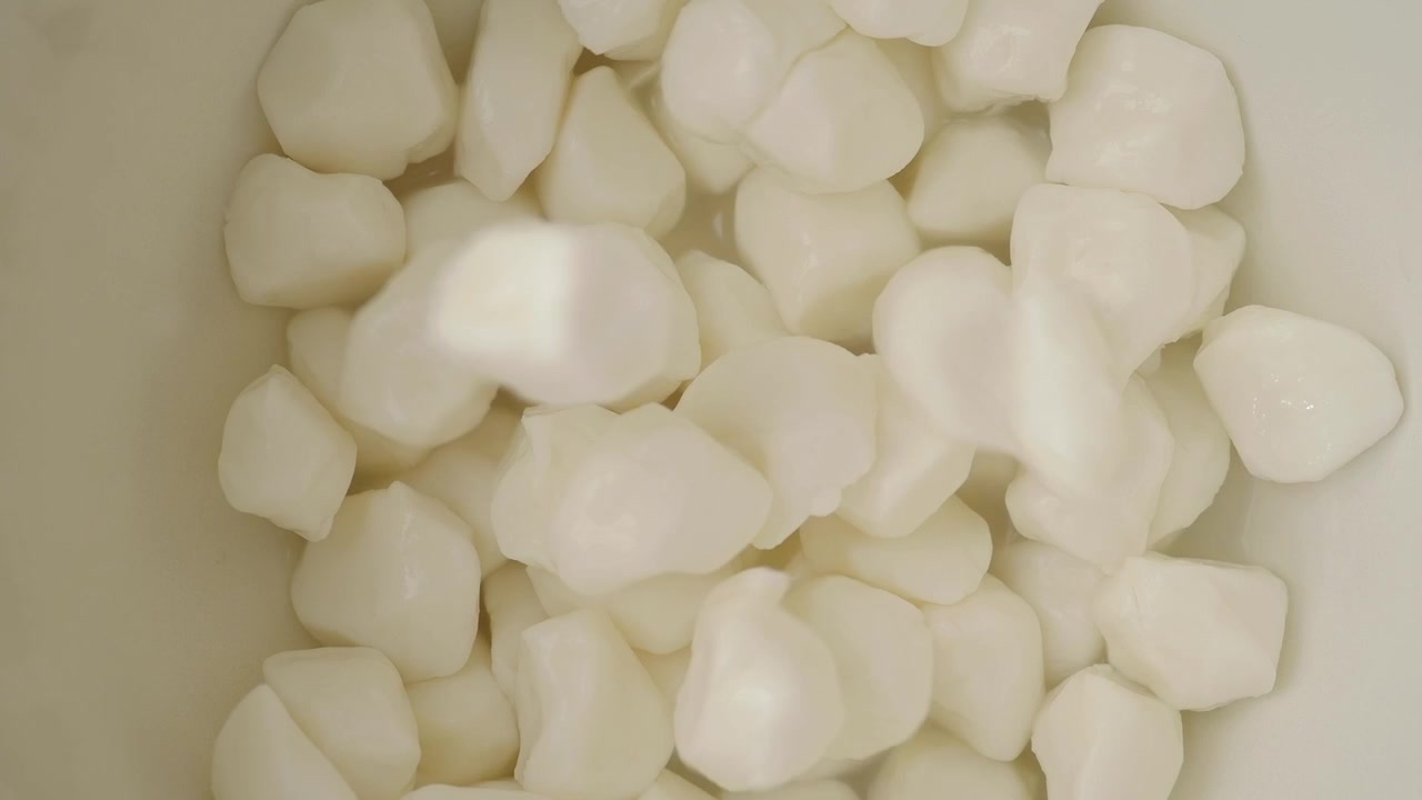 Boules de mozzarella fraîche tombant dans un bol