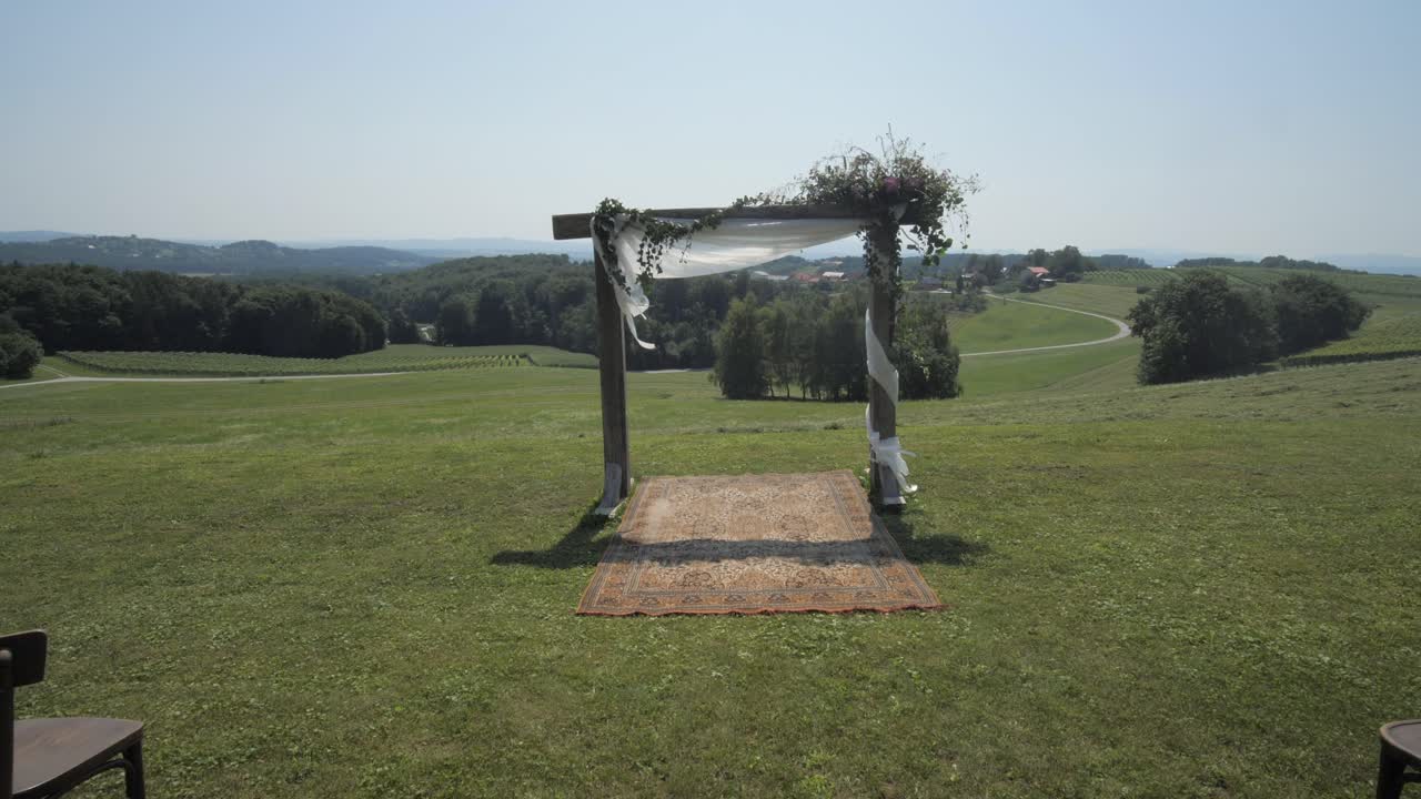 allestimento matrimonio all'aperto con sedie, arco e tappeto in campo, ampio carrello a prua