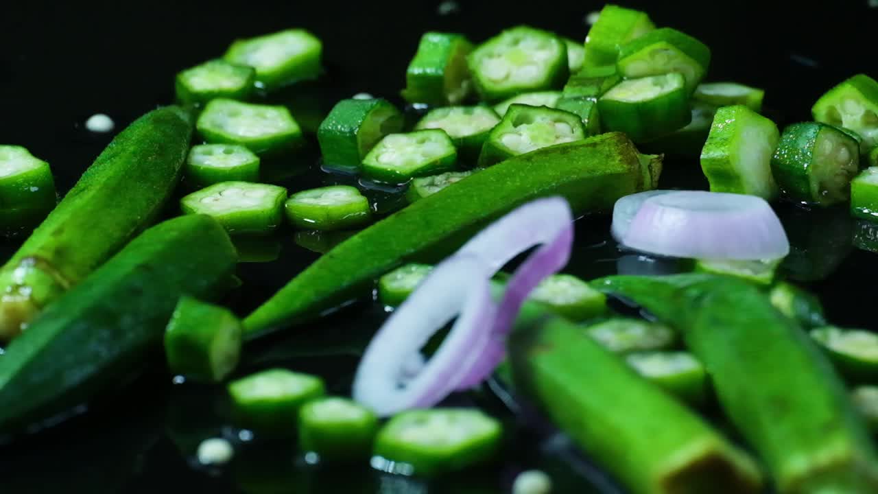 dedos de las damas y anillos de cebolla en superficie negra, disparo de estudio inverso