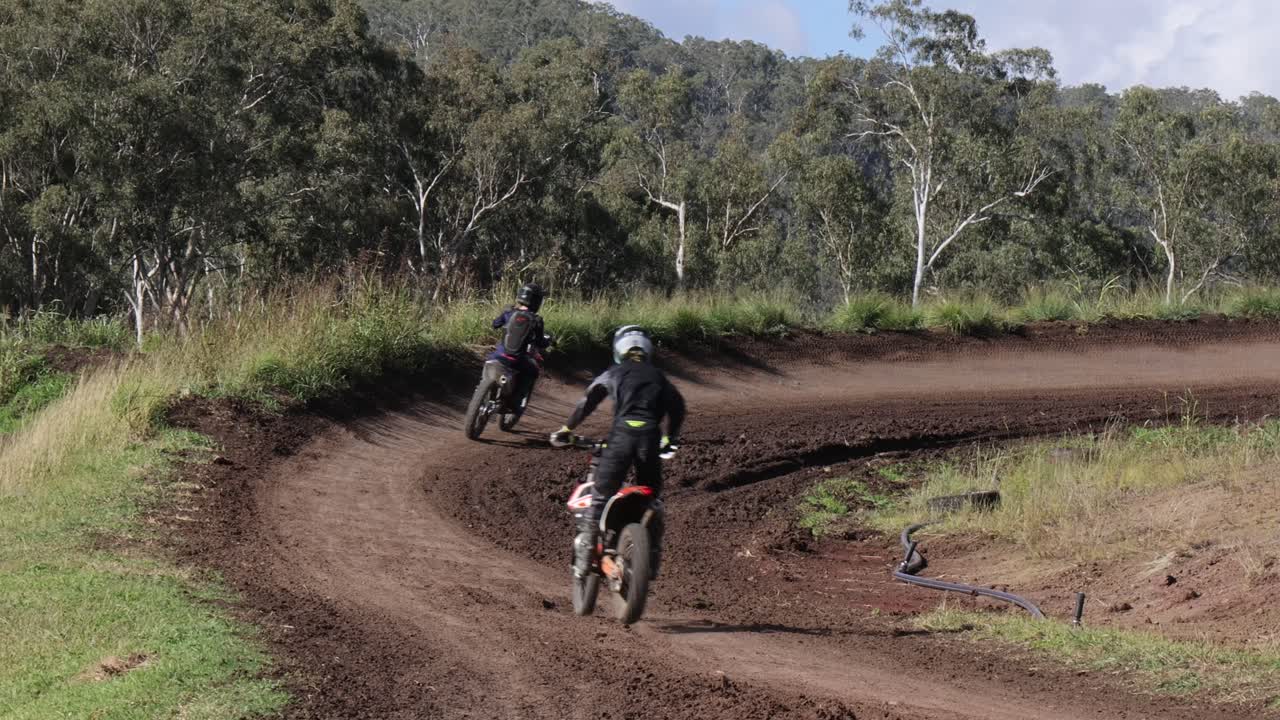 motociclista navegando por un sendero de bosque fangoso