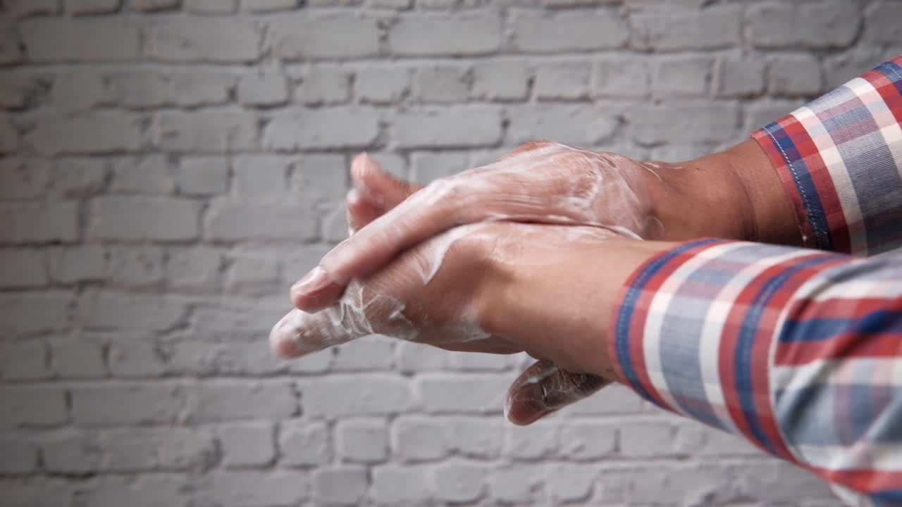 비누로 손을 는 것