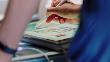bolígrafo de negocios, manos o tableta para diseño gráfico