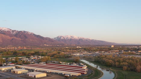 área industrial de ogden utah con unidades de almacenamiento y canal de agua