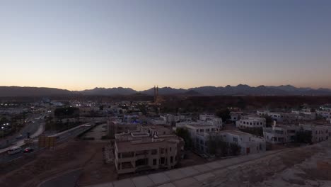 Luz-De-La-Puesta-De-Sol-Sobre-El-Antiguo-Mercado-De-Sharm-El-Sheikh,-Estableciendo-Una-Toma-Desde-Arriba