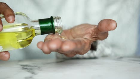 aplicación de aceite de oliva en las manos