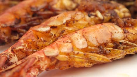 primer plano de camarones fritos