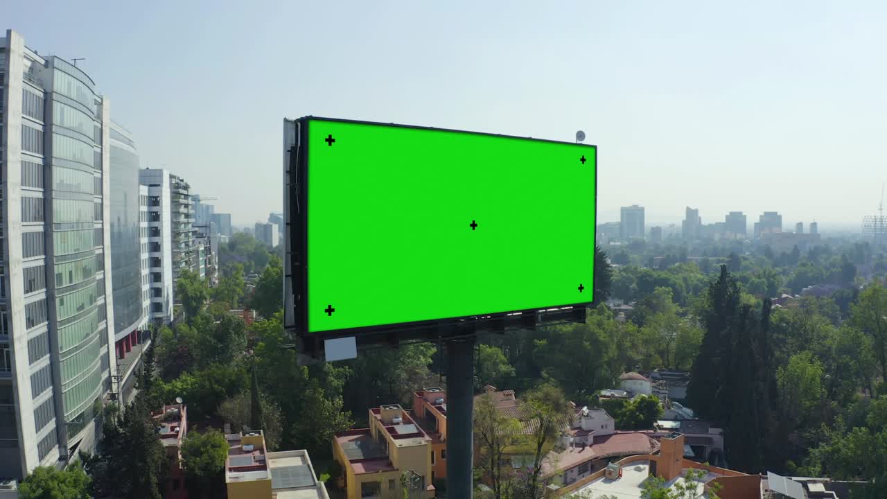 vista aérea panorámica de un enorme espectacular rodeado de enormes edificios de oficinas y una carretera de dos pisos llena de coches