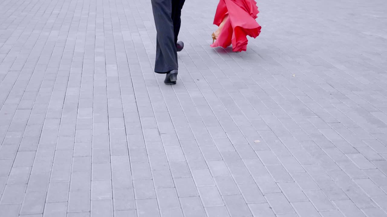 Coppia che balla danza da sala all'aperto