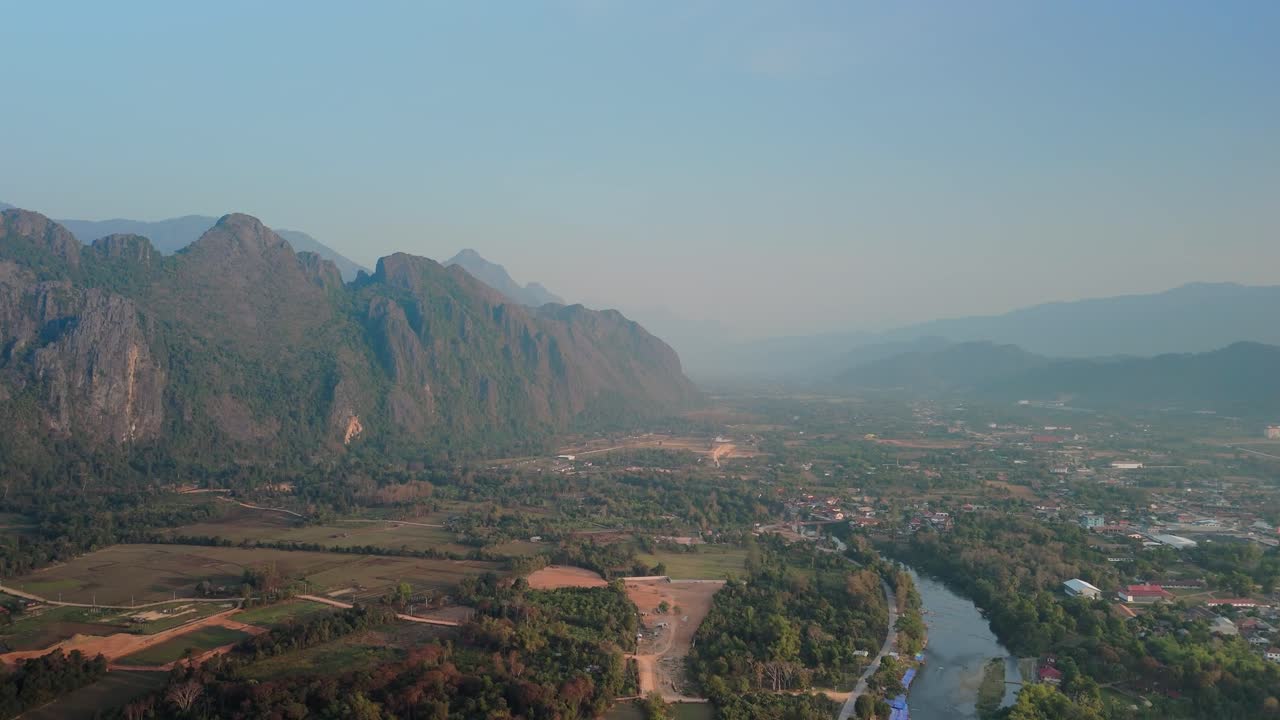 Scenica valle calcarea di Vang Vieng con fiume, Laos.