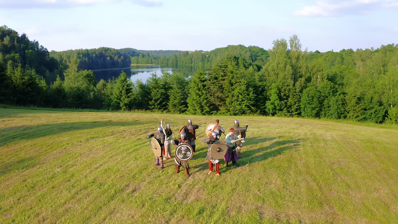 전투를 준비하는 원 형태의 갑옷을 입은 여러 중세 전사들의 공중 전망