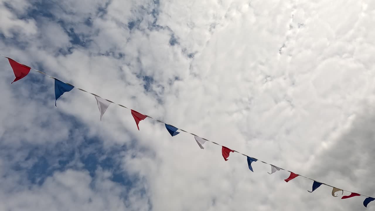 구름 인 하늘 위에 발이 흔들리고