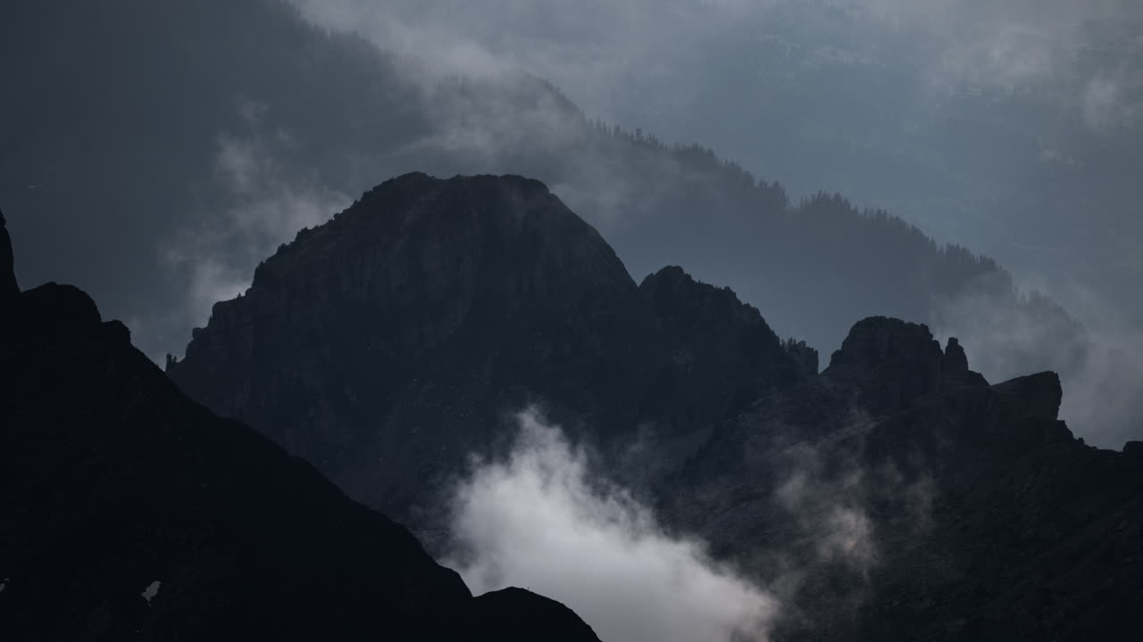 안개가 가득한 산꼭대기