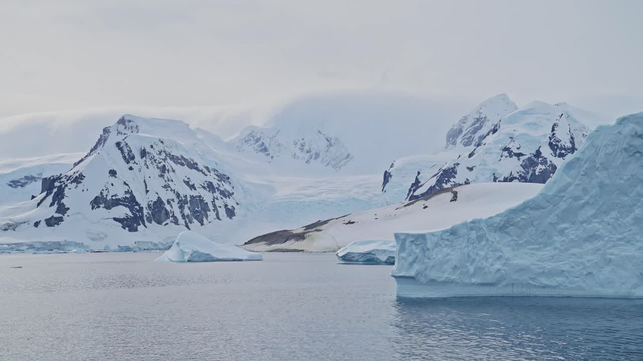 지구 온난화와 기후 변화: 산, 빙산 및 빙하 풍경 풍경, 바다 및 바물, 아름다운 극적인 놀라운 남극 반도 겨울 풍경