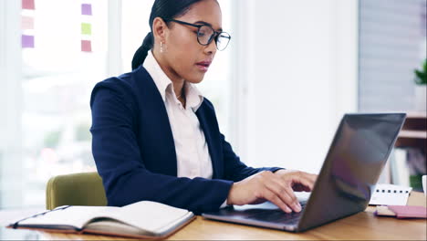 Mujer-De-Negocios,-Escribiendo-Y-Planificando-En-Una-Computadora-Portátil