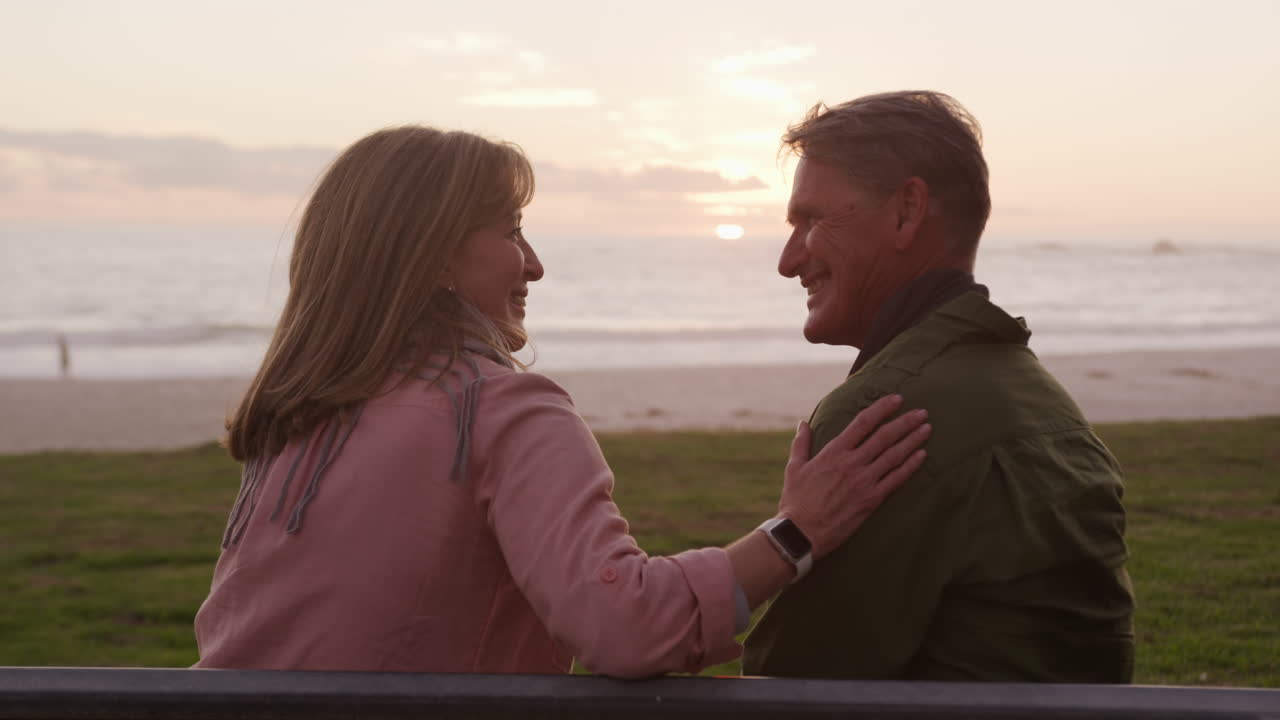 벤치 에 앉아 있는 활동적 인 노인 부부