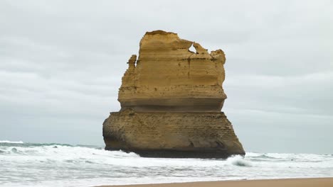 Timelapse-video-capturing-the-relentless-waves-breaking-beneath-the-majestic-Gibson-Step,-showcasing-natural-rhythms-and-coastal-beauty