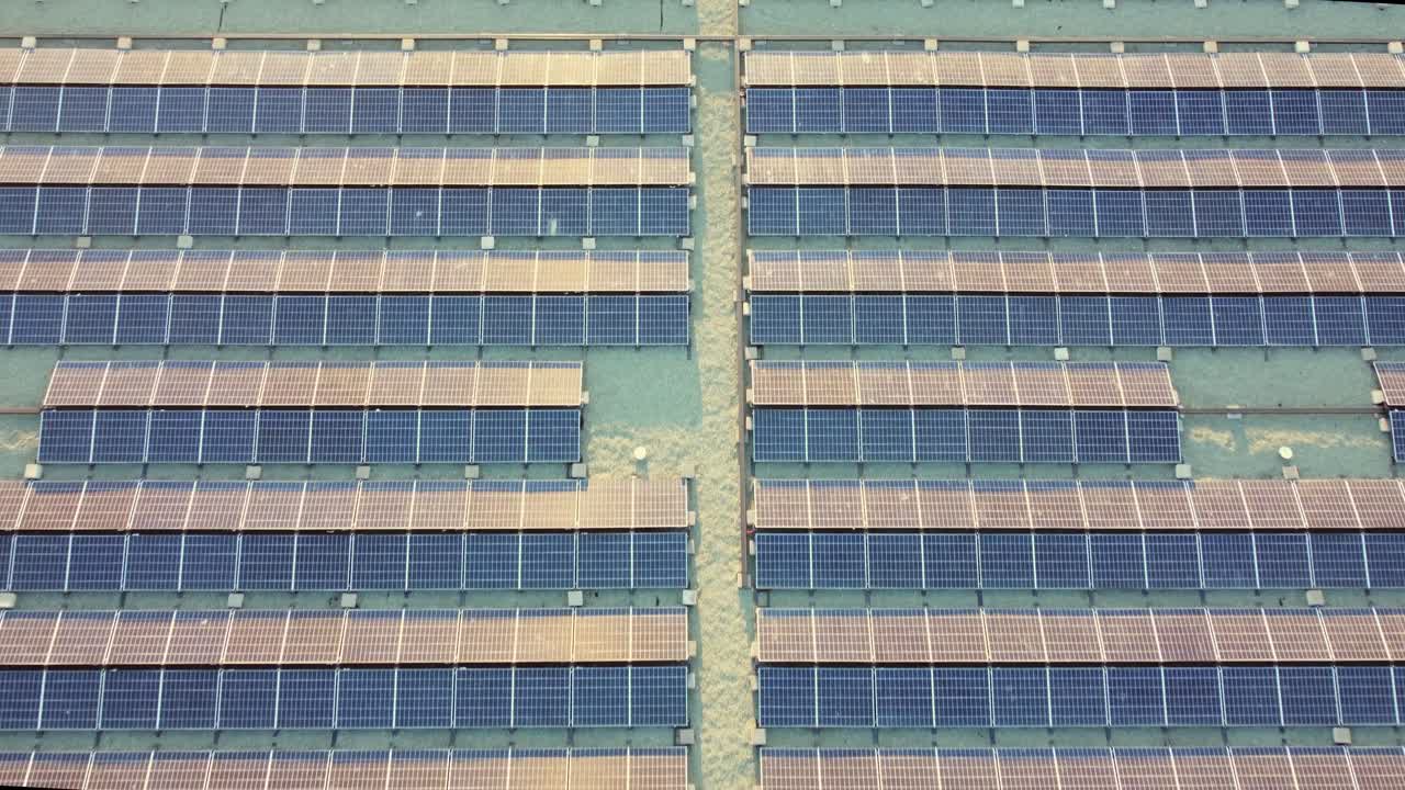 높은 각도의 안테나는 옥상 태양 전지 패널 전기 배열으로 내려갑니다.