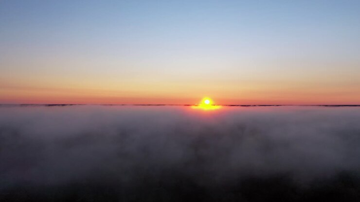 Alba con il sole che si staglia tra le nuvole