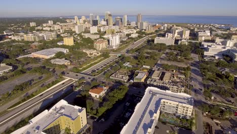 video de drones aéreos de 4k del horizonte frente al mar del centro de st