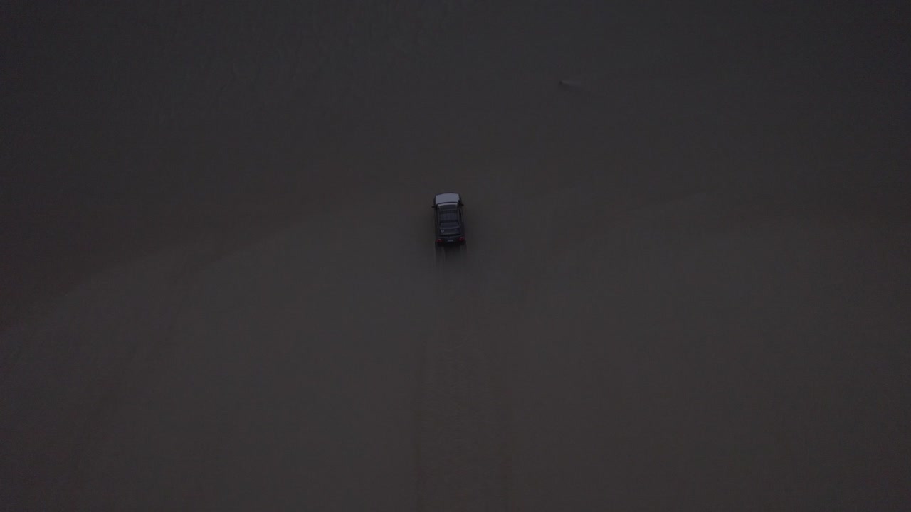 en el desierto de egipto, coche en el desierto moviéndose en dunas