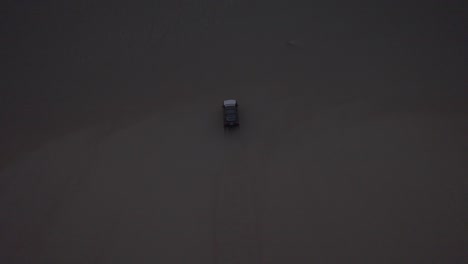 en el desierto de egipto, coche en el desierto moviéndose en dunas