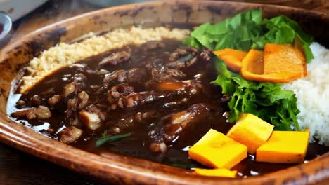 primer plano de un delicioso plato de estofado de carne con arroz, verduras y ensalada