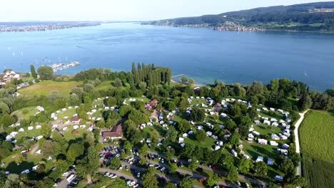 vistas a un camping en el lago de constanza en un día soleado