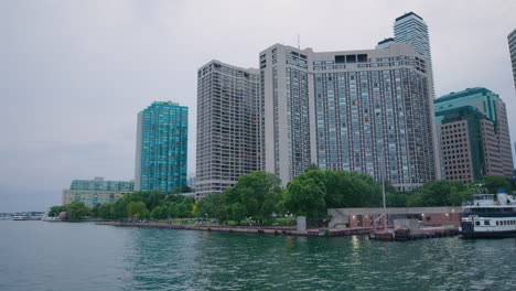 Vista-De-La-Ciudad-Desde-El-Ferry-Que-Cruza-El-Lago-Del-Puerto-De-Toronto-Hacia-Las-Islas