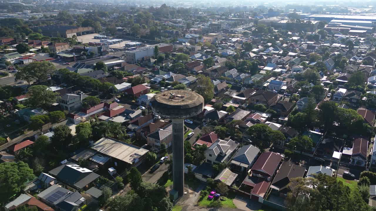 Menara air bersejarah di perumahan dan jalan-jalan pinggiran kota Sydney, Tempe